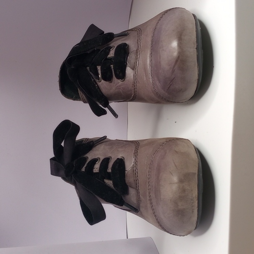Born gray leather, low heel shoes, size 7